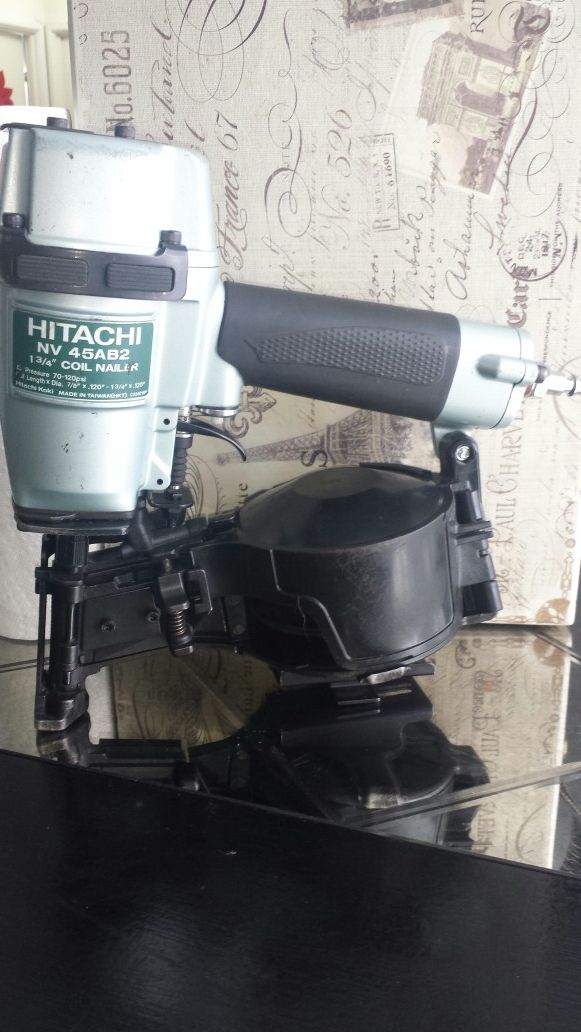 Hitachi nail gun. Pistola de clavos Hitachi