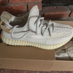 yeezy boost 350 v2 (NEW IN BOX)