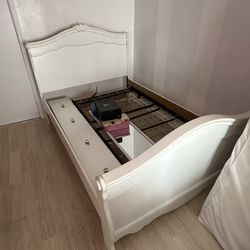 Full Bed Furniture Set