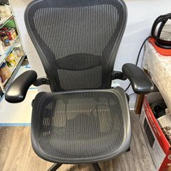Herman Miller Aeron Office Chair ( SIZE C ) FULLY LOADED . READ BEFORE ASKING !!