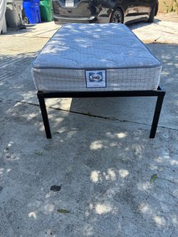 BEAUTIFUL TWIN BED INCLUDING THE FRAME LIKE  NEW AND THE MATTRESS