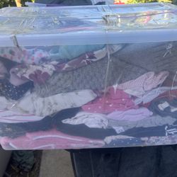 Una Caja De Ropa De Bebé De Mila Y Niño 