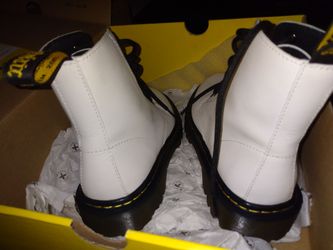Size 5w white and black drmatens