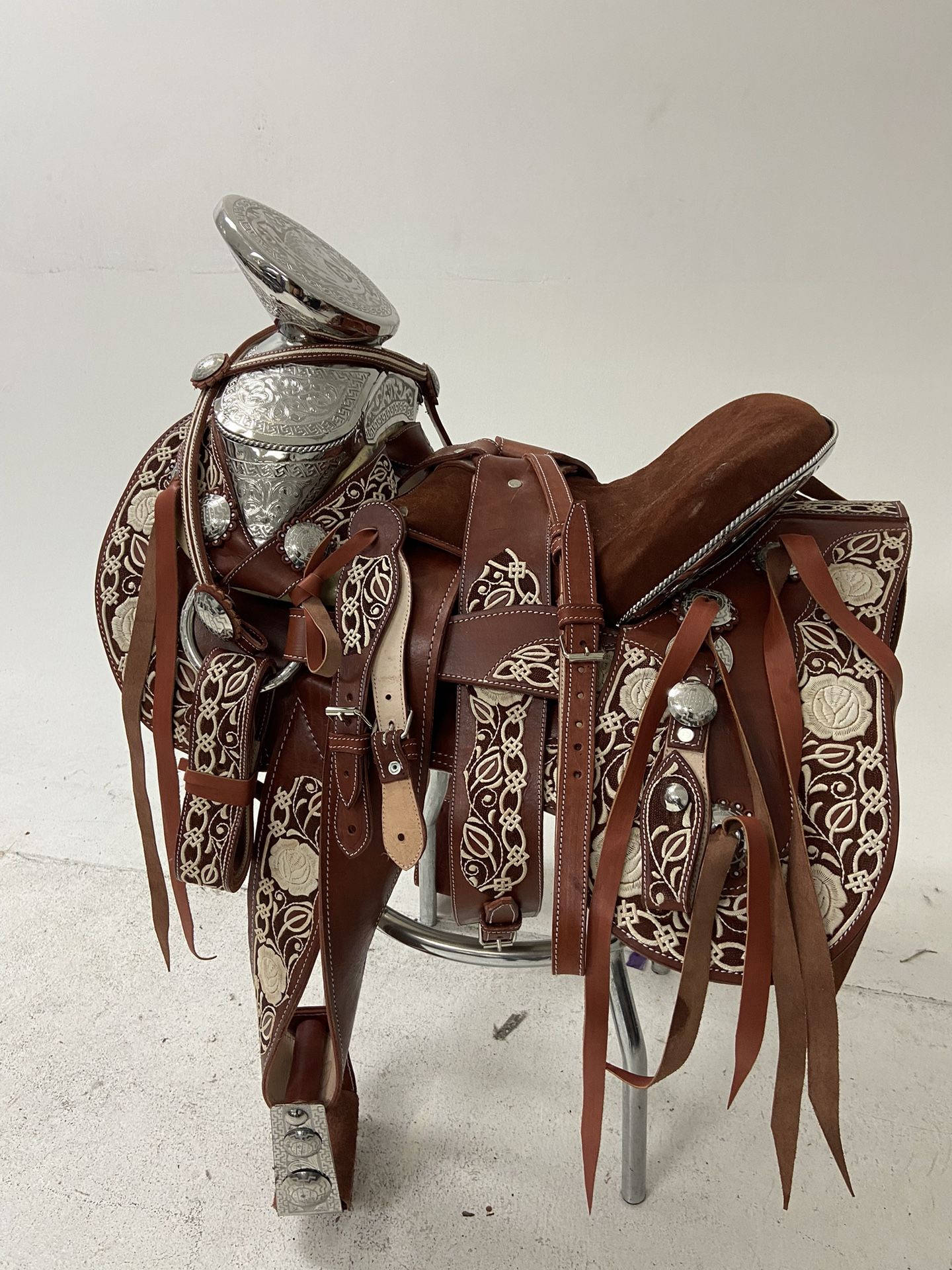 Nueva Montura Charra Pitiada Original Con Herrage Y Fuste Plateado Completo