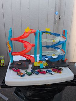 Hot Wheels City Racetrack Transforming Race Tower 2 in 1 Single or Dual Racing.
