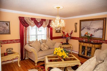 Elegant 5-Piece Classic Living Room Set  - Excellent Condition!