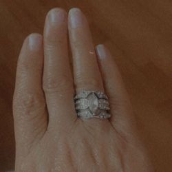 Beautiful 3 Pc Ring . Size 7 . . New