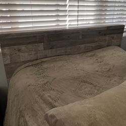 QUEEN BED / Mattress  Included Very Good Condition 