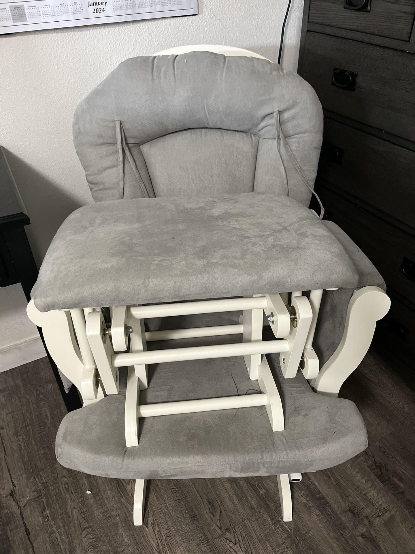 Nursing Gliding Chair With Food Stool