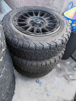 Toyota Tacoma rims and tires new Lt 225/65r17