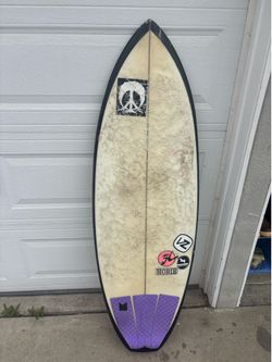 5’10 Hobie surfboard with future fin set up