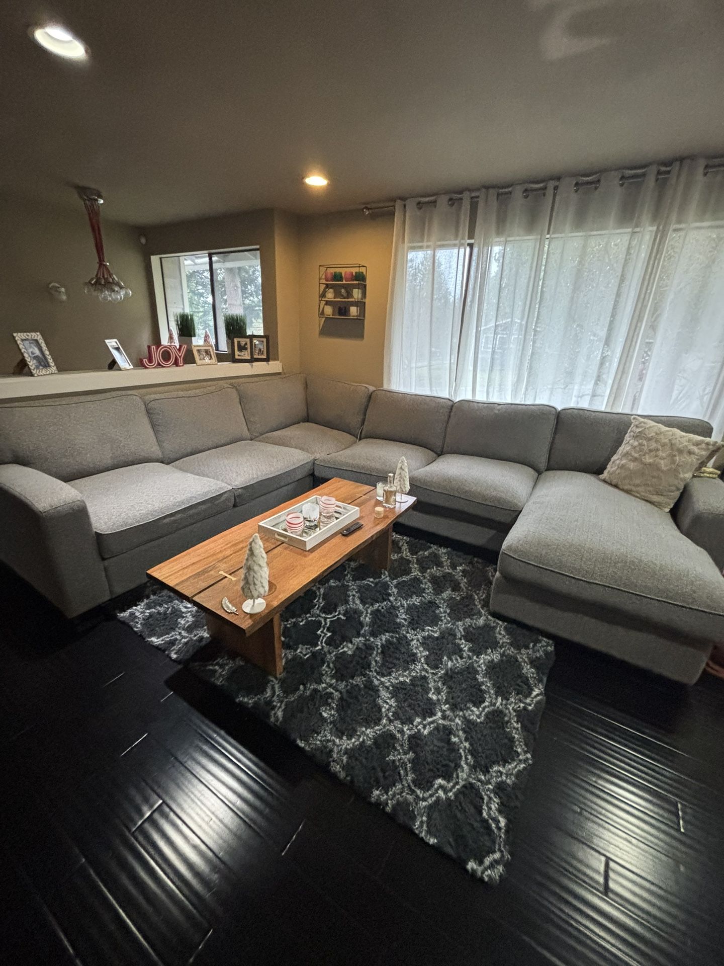 LARGE SECTIONAL COUCH REDUCED PRICE
