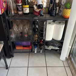 Wine Rack With 9 Wine Glasses. 