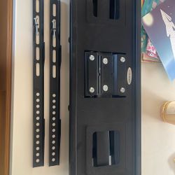 Full-Motion TV Wall Mount – Tilting & Articulating