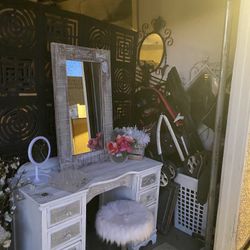 Lots Of Drawers Wood Desk Vanity 3-1/2 Ft L