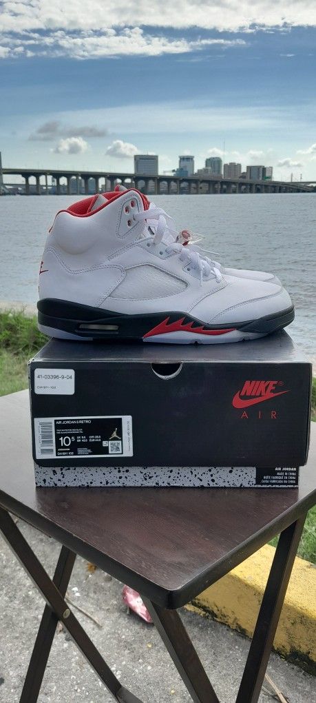 Air Jordan 5 Retro
"Fire Red Silver Tongue 2020"