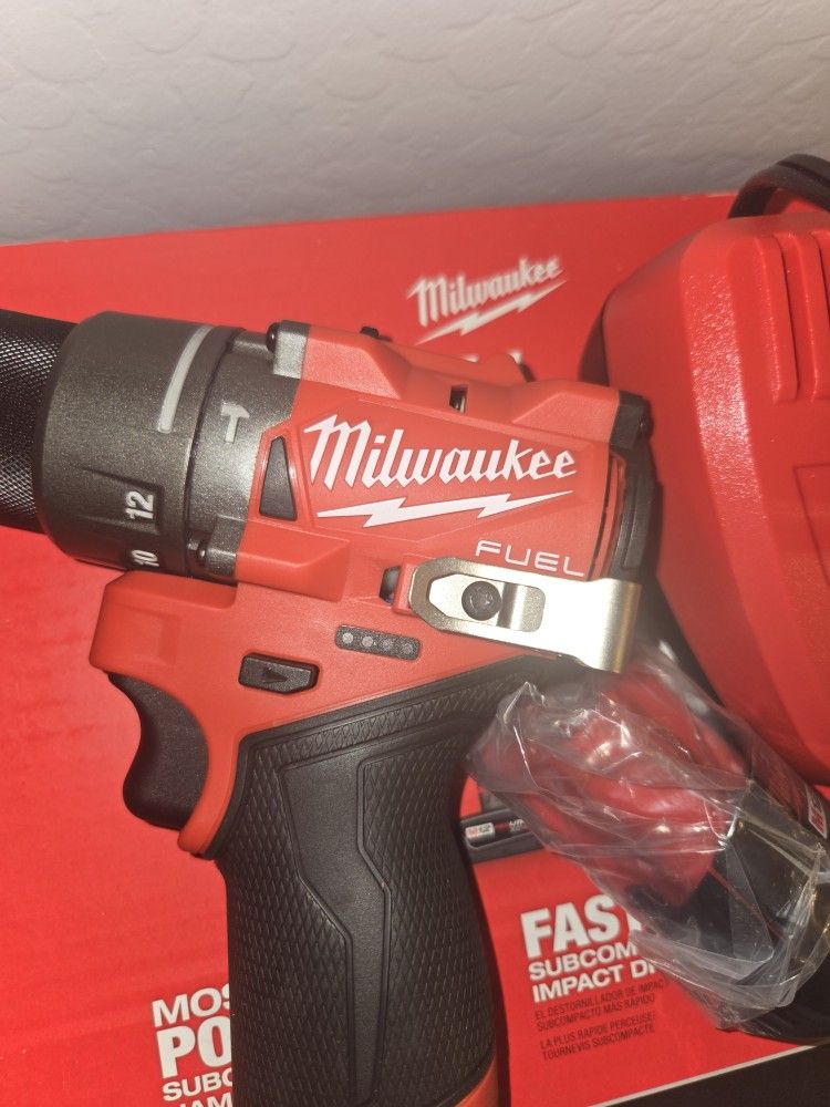 Milwaukee M12 Fuel Hammer Drill Set