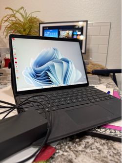 Microsoft Surface Pro 9 i5 16GB RAM 256GB SSD + Keyboard + Slim Pen 2