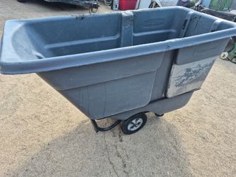 Heavy Duty Rubbermaid garbage cart, please see all the pictures for details