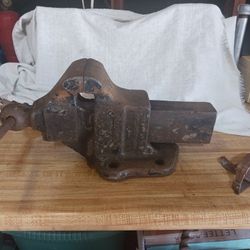 Bench Vise 