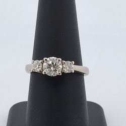 14k White Gold 1.27ct 3 Diaminds Ring size 8