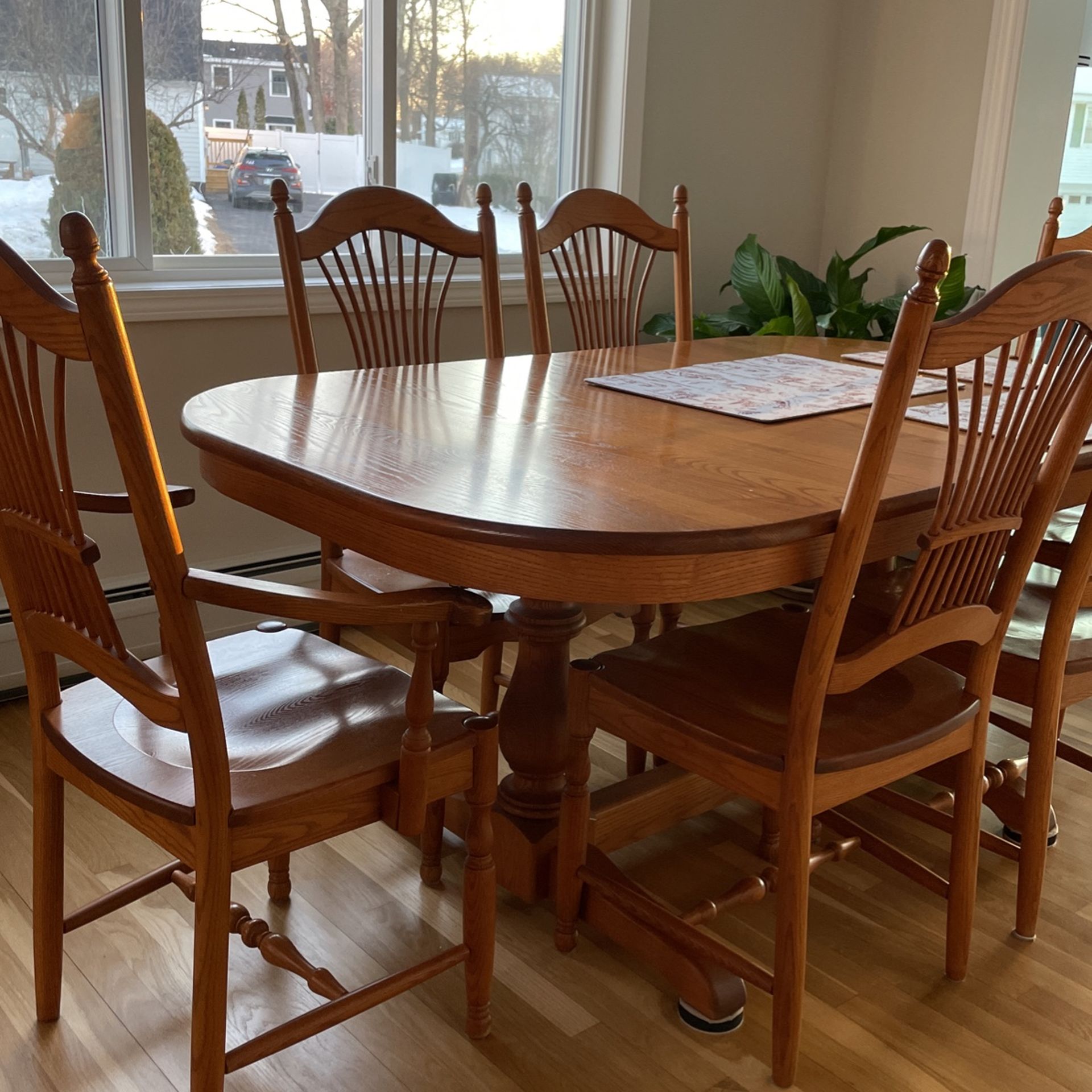 Beautiful Dining Room Set! Solid Oak