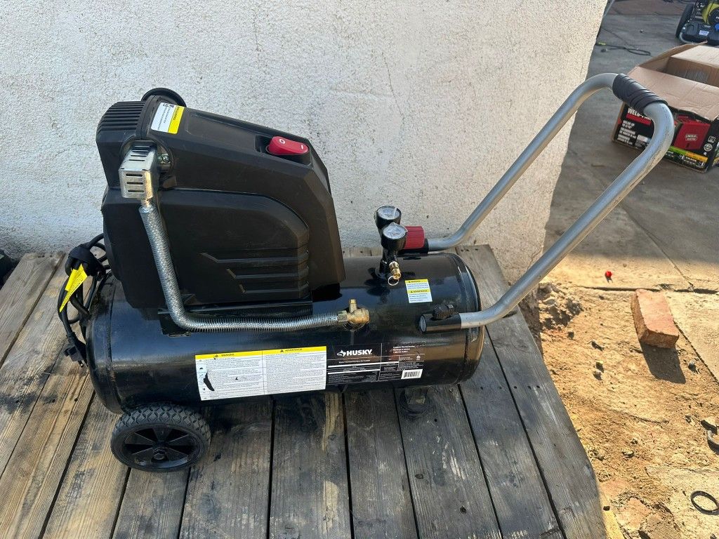 Husky
8 Gal. 150 PSI Portable Electric Oil-Free Horizontal Hotdog Air Compressor with Rubber Wheels and 1-Quick Coupler