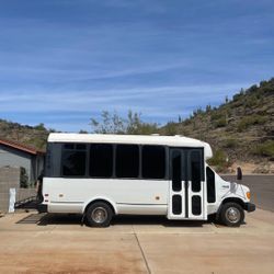Ford E-350 Shuttle Bus