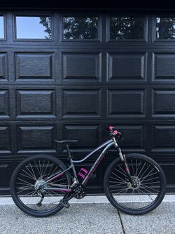 Specialized Jynx Mountain Bike 27.5”