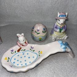 Vintage 1997 Mervyn’s Easter Parade Bunny S&P Shakers Spoon Rest Set New