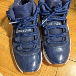 Selling low 11 navy gum used men size 9 no box