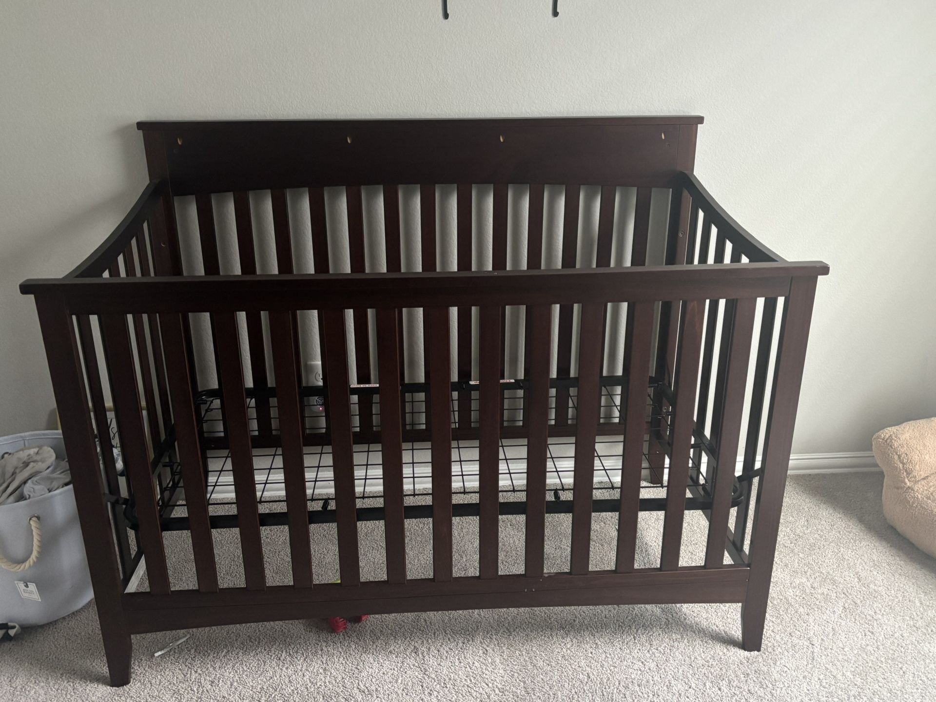 Crib & Changing Table/Dresser