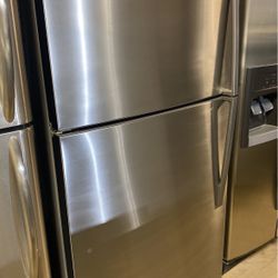 Whirlpool Refrigerator Top Freezer. Stainless Steel (habló Español )