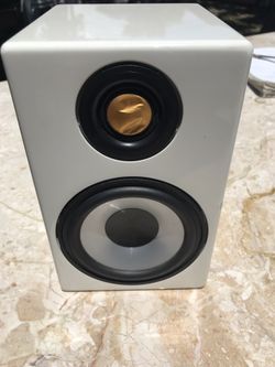 Radius 90 White speaker Good condition but tweeter is a bit pushed in
