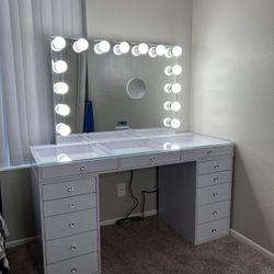Makeup Vanity With Bluetooth Mirror