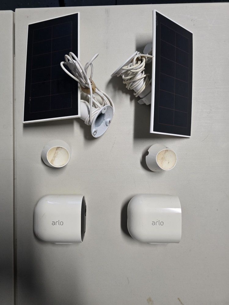 2 Arlo Ultra With Solar Panel