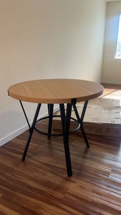Round table & 4 stools