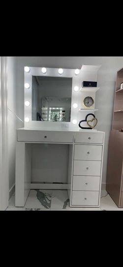 Make Up Vanity Hollywood Style