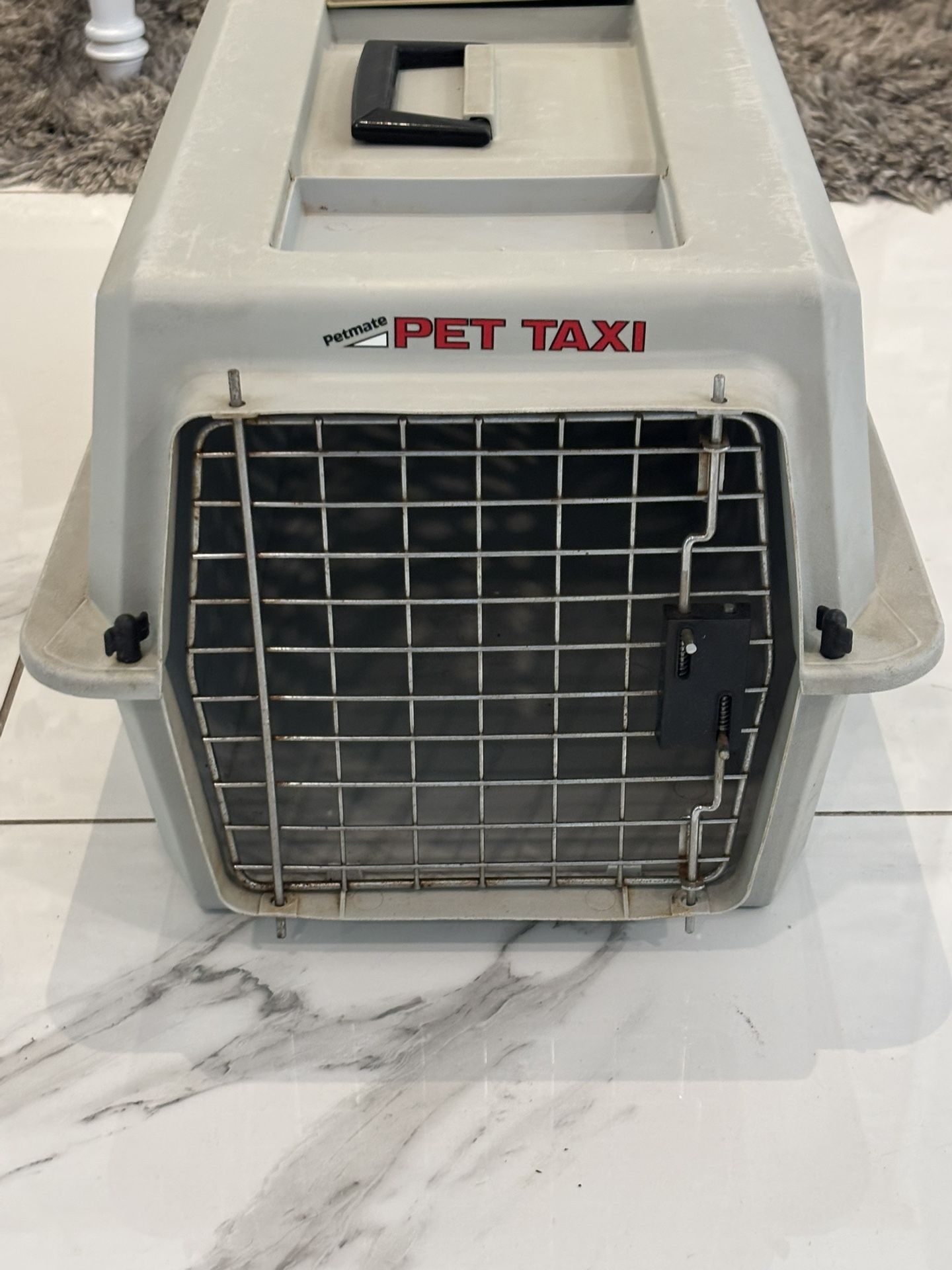 Hard-Sided Plastic Dog and Cat Kennel,Pet Carrier, Plastic Wire Door, Perfect for Traveling/Hiking/Camping/Veterinary Visits