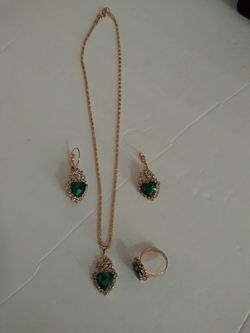 Fashion jewelry set.