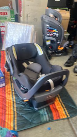 Chicco keyfit 35 & 2x car seat bases for sale
