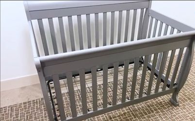 Convertible crib 4-in-1