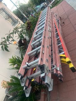 Escaleras, de 24 pies de fibra de vidrio muy baratas. Tengo muchos