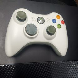 Xbox 360 white video game controller
