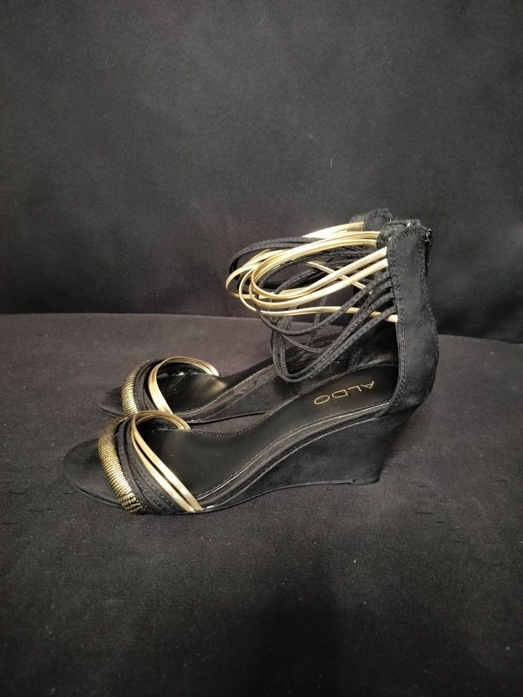 Aldo Black & Gold Stappy Open Toed Heels (Size 7.5)