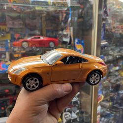 Collectible Nissan 350Z 1:24 Scale Diecast