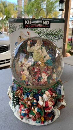 Musical waterglobe