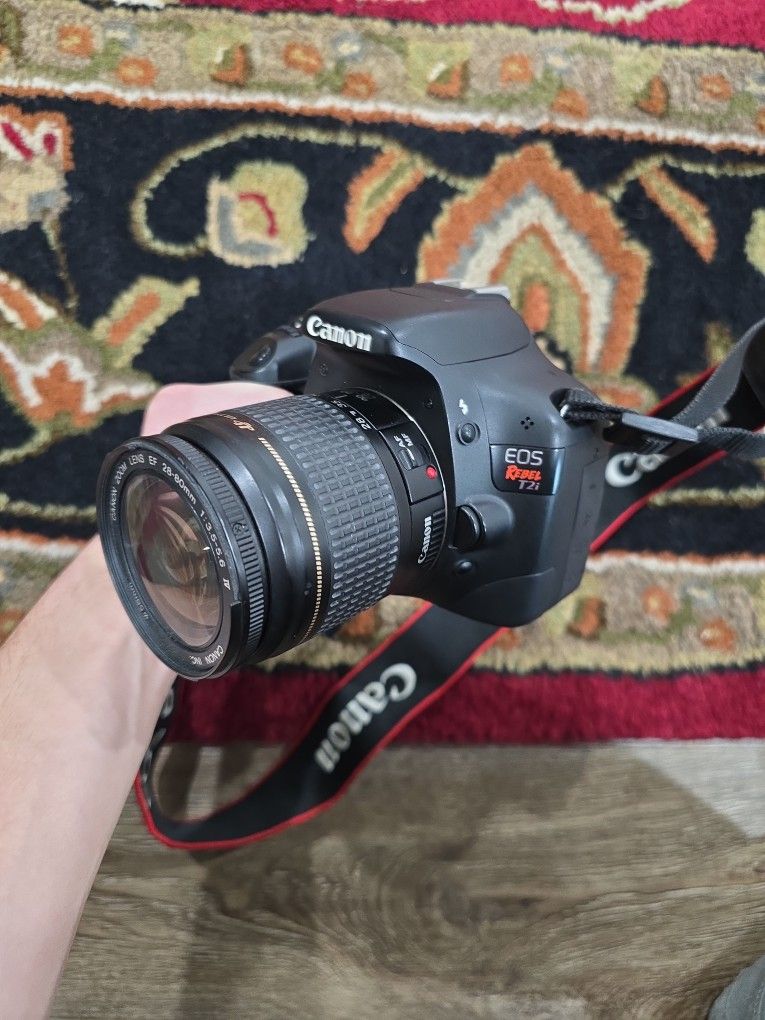 Canon EOS Rebel T2i With Lens