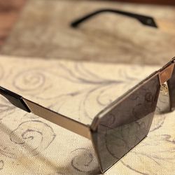 Stylish chic sunglasses black with gold accents