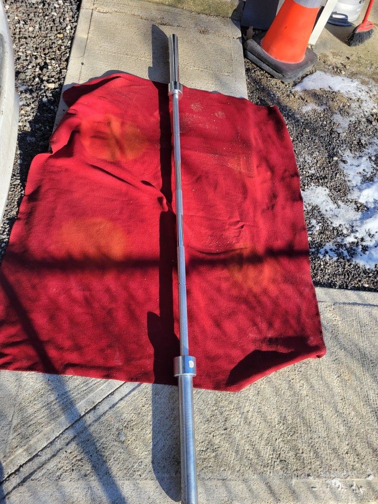 OLYMPIC 7' BAR. 45LBs USED IN GOOD CONDITION NO LABELS
11525 S HALSTED dunkin donuts/
7111.S WESTERN WALGREENS
DELIVERY AVAILABLE $
65$. CASH